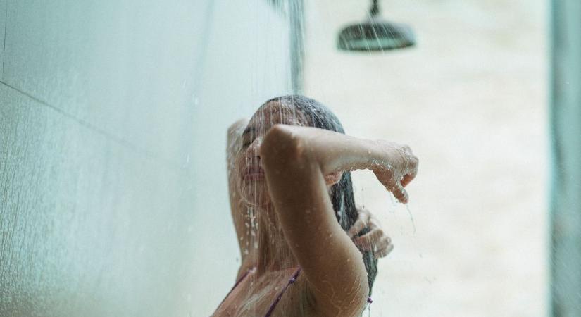 „Óriási következményei vannak” - figyelmezteti az orvos a zuhany alatt pisilőket