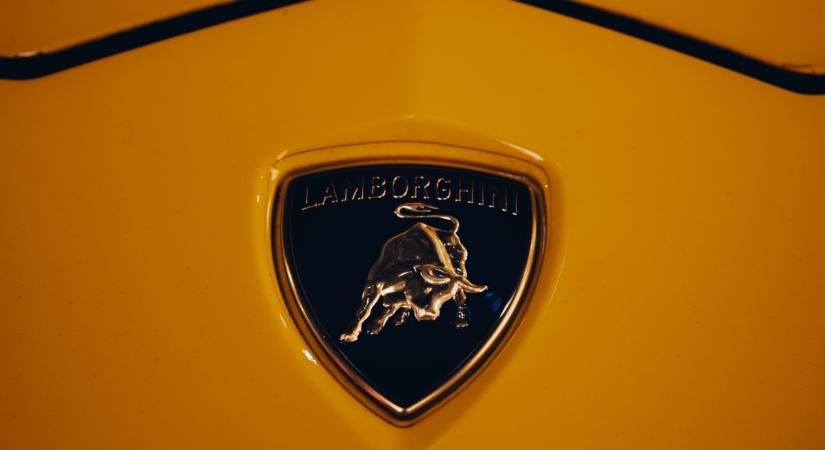 Álcafestésben került bajba az új Lamborghini