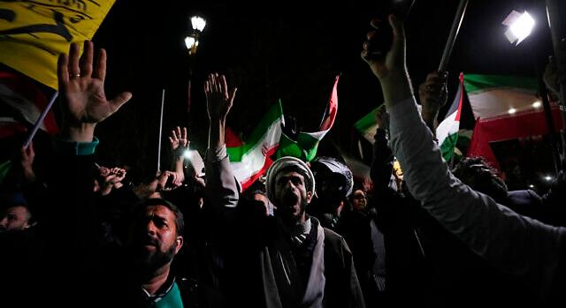 Utcákon ünnepelték az irániak az Izrael elleni támadást