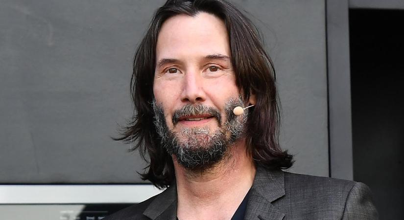 Keanu Reeves levágatta ikonikus hosszú haját, nem hiszed el, most hogy néz ki
