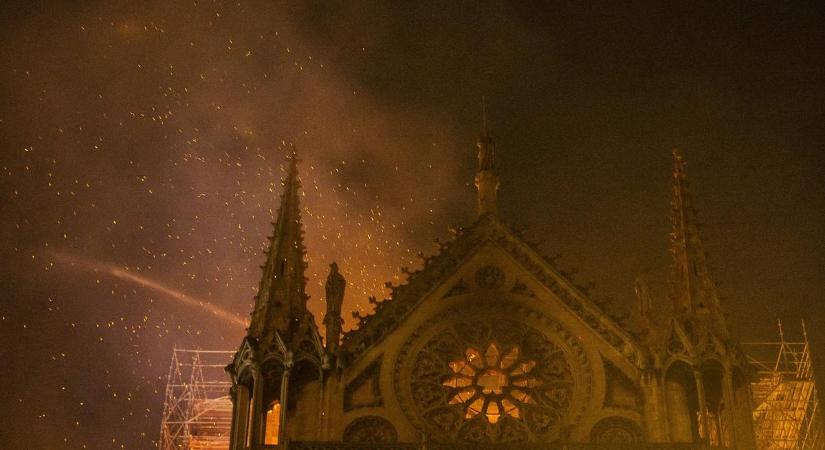 Szomorú emlék: 5 éve pusztított a tűz a párizsi Notre-Dame katedrálisban – fotók