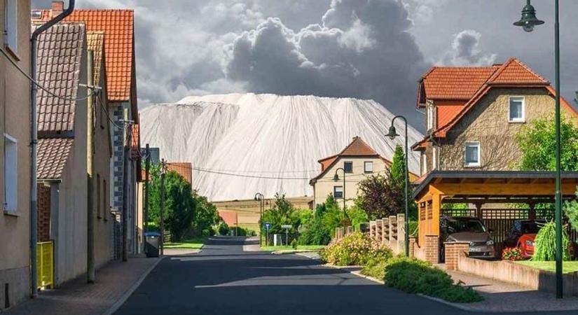Egyre csak nő a fehér hegy, amely egy német falu fölé magasodik - képek