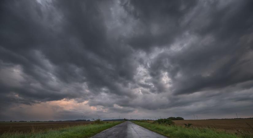 Figyelmeztetést adott ki a Hungaromet: délutánra ér Borsodba a vihar