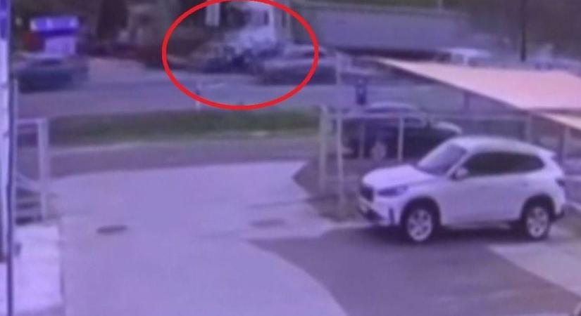 Videón, ahogy egy kamionos letarol egy figyelmetlen autóst Debrecen határában