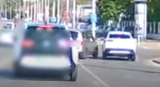 Buszsávozó autós és egy váratlan manőver, így jön össze könnyen egy baleset - videó