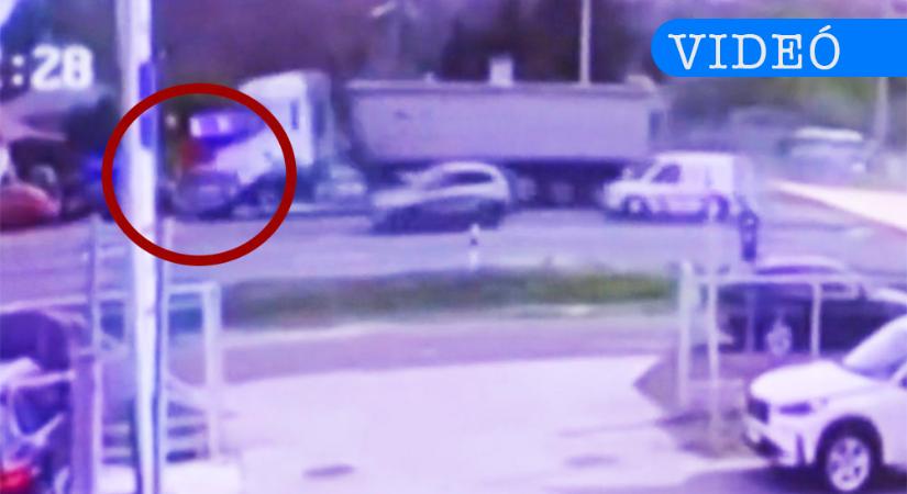 Letarolta a nyergessel az autót Debrecenben. Valószínűleg a holttér miatt nem látta
