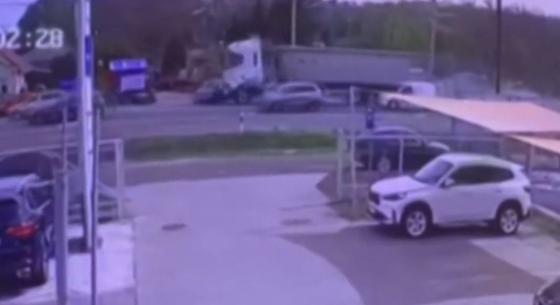 Nyerges vontató tarolt le egy autót Debrecenben és hosszasan tolta maga előtt - videó