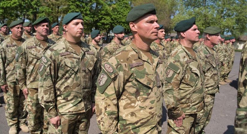A Koszovóból hazatérő katonákat ünnepelték a debreceni laktanyában