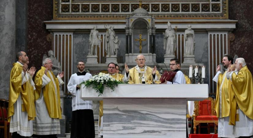 A pápa által megáldott márványtömbből készült el az esztergomi bazilika új misézőoltára