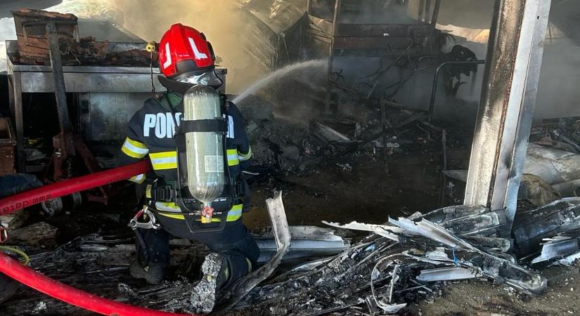 Leégett egy autó Nagyváradon, a hatóságok szándékos gyújtogatást gyanítanak