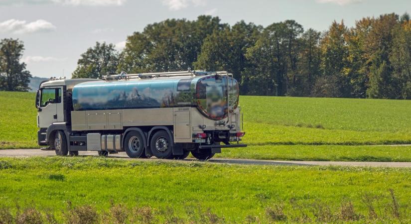 Káosz a 6-oson: felborult egy tejet szállító tartálykocsi Nemeskénél