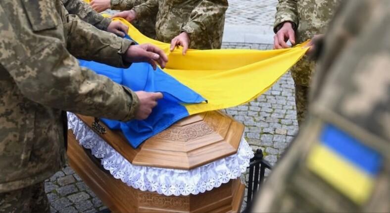 Ukrajna újabb 99 elhunyt katona holttestét szállította haza