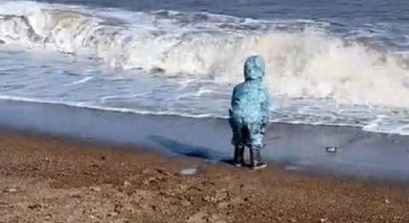 Megtörtént minden szülő rémálma: elkapta egy hullám a gyereket - videó