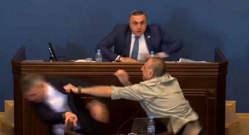 Brutális verekedés a parlamentben – ököllel ütötték a képviselőt  videó