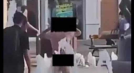 „Nudista wellness a belvárosban” – Meztelenül mártózott meg egy férfi a szökőkútban Szombathelyen – videó