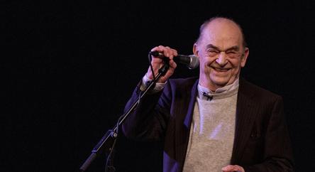 „Egy színész maradjon a színpadon, szórakoztasson, kápráztasson, hiszen ez a dolga” – Bodrogi Gyula 90 éves