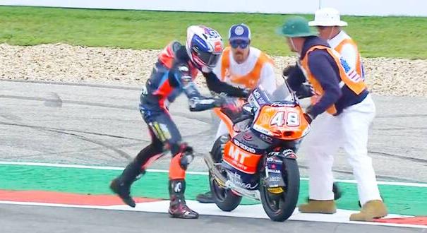 Videó: az esés után ellenfele motorjára ült fel a MotoGP-pilóta