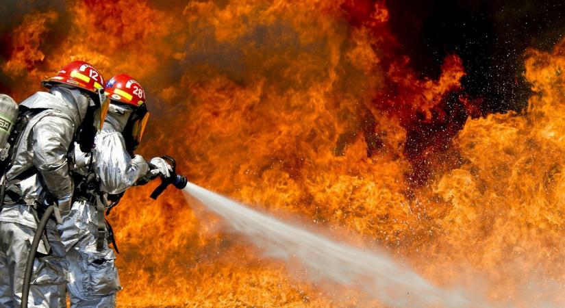 Hatalmas tűz keletkezett Debrecen mellett, hét vízsugárral oltják