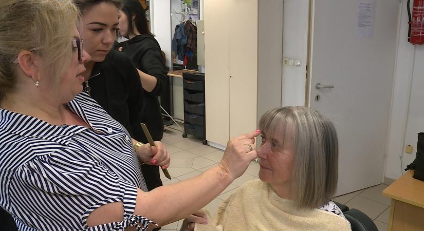 Látássérültek haját vágják le ingyen fodrásztanulók Sopronban  videó