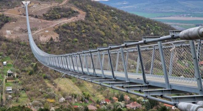 Mérföldkövéhez érkezett a világrekorder kötélhíd építése