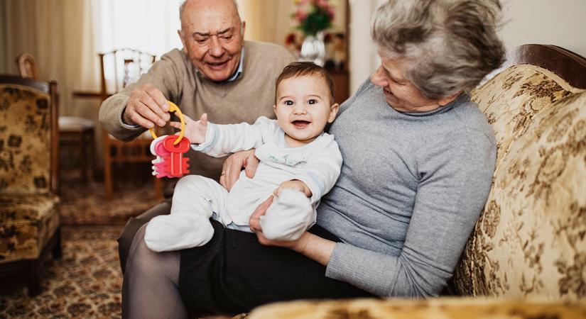 Miért állnak az anyai nagyszülők közelebb az unokákhoz, mint az apaiak?