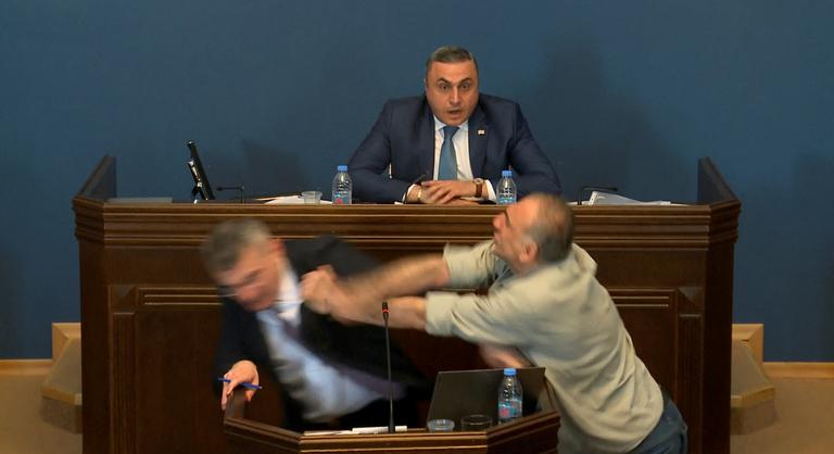 Verekedéssé fajult a vita Georgia parlamentjében, orbitális jobbost osztottak ki