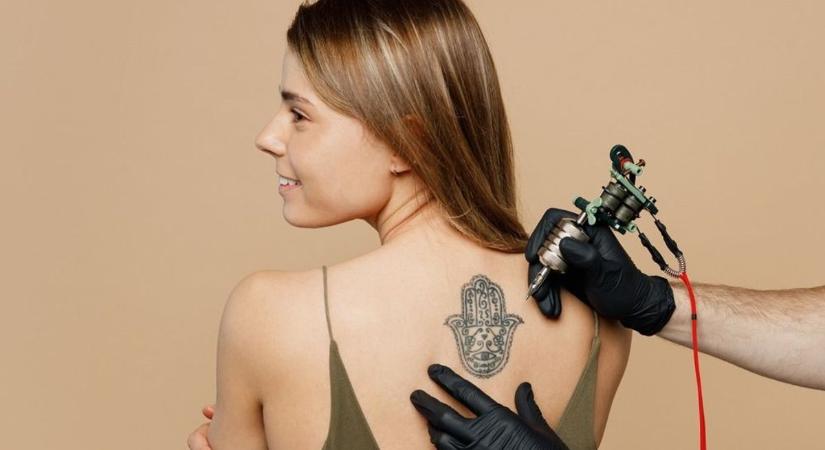 Veszélyeket is rejthet a tetoválás - hívja fel a figyelmet olvasónk