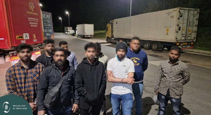 Illegális bevándorlók osontak az M7-esen az éj leple alatt