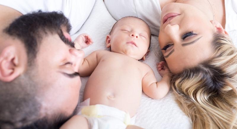 Miért mosolyognak a babák alvás közben?