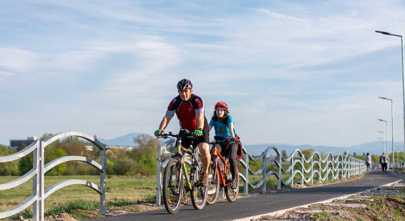 Bicikliút kerítéssel – Miért kell védőkorlát a sepsiszentgyörgyi kerékpárút mentén?