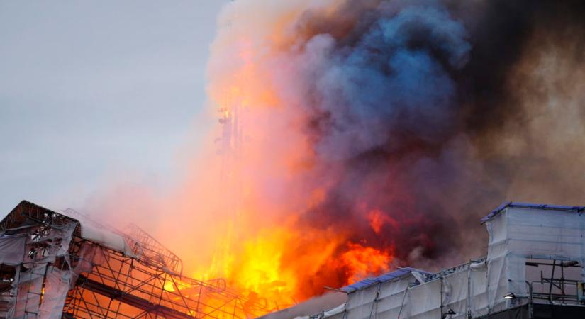 Tűzvész pusztít Koppenhága egyik történelmi épületében