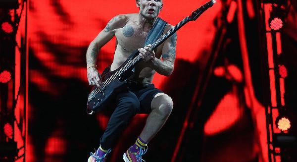 Red Hot Chili Peppers - Flea idiótának és szánalmasnak tartja magát a színpadi akciói miatt