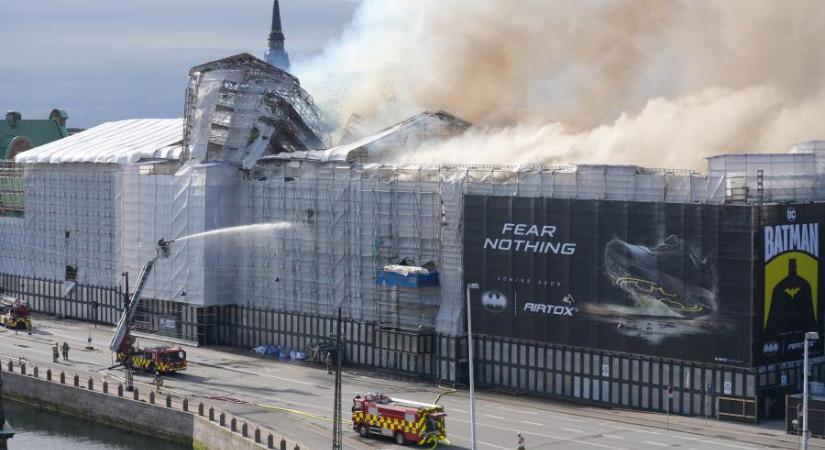 Tűz ütött ki Koppenhága egykori tőzsdéjének történelmi épületében