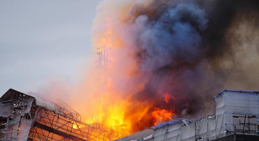 Hatalmas tűz Koppenhágában, leomlott a torony! A város egyik legrégibb épületében csaptak fel a lángok, óriási a pusztítás - fotók