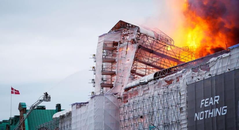 Videón mutatjuk, hogyan lángol Koppenhága legrégebbi épülete