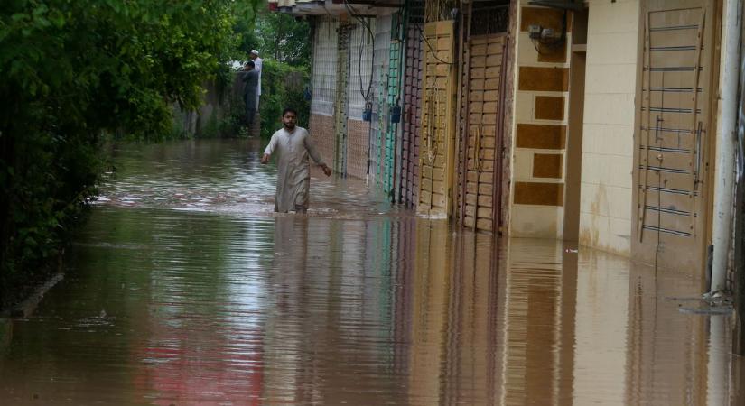 Villámlások és a rengeteg eső miatt haltak meg többen Pakisztánban