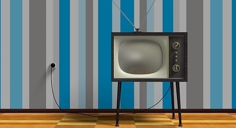 Európában csökkent, Magyarországon változatlan a tévénézésre fordított idő