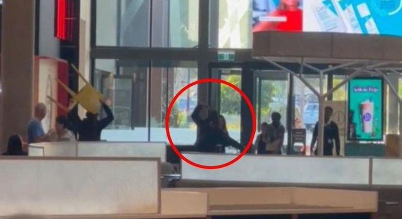Ismét pánik tört ki egy plázában Ausztráliában, fiatalok székekkel dobálóztak, késekkel hadonásztak - videó