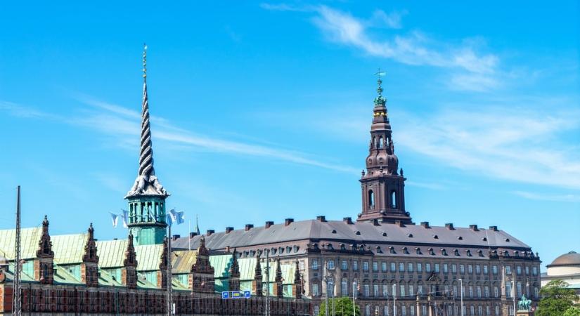 Lángba borult a koppenhágai tőzsde: a parlamentet is evakuálni kellett