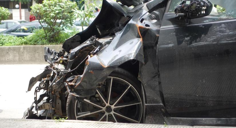 Lámpaoszlopnak csapódott egy autó Óbudán: a kidőlt oszlop akadályozza a forgalmat - mutatjuk, hol történt a baleset