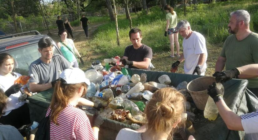 Színültig teltek a kenuk a hulladékkal teli zsákokkal a Tisza-tavi szemétgyűjtő akcióban