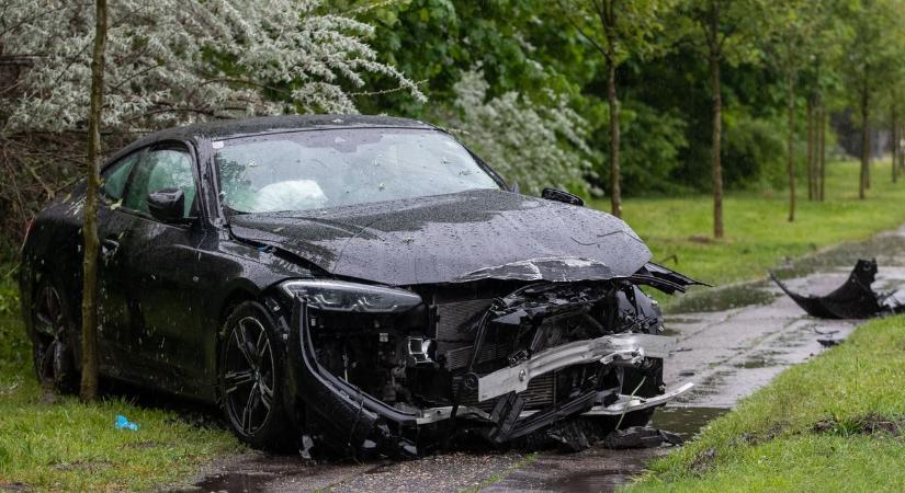 Helyszíni fotók: járdára hajtott, oszlopot tarolt a BMW