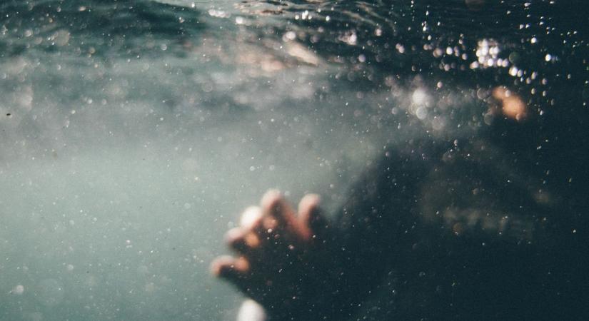 Rejtélyes fulladás: alig derékig érő vízben lelte halálát egy férfi