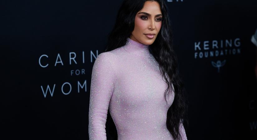 Kim Kardashian tűzforró képeken mutatja be kígyómintás fehérneműit