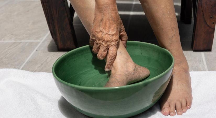A nagyanyám ezt a 2 összetevőt keveri a lábfürdőbe, 20 perc alatt megszűnik minden fájdalma