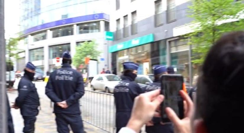 Körbevette a brüsszeli rendőrség a békepárti konferenciát - videó