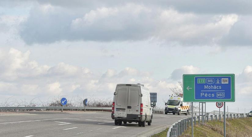 Szalagkorlátnak ütközött egy autó az M6-os autópályán