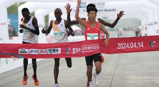 Előreengedték a kínai futót a pekingi félmaraton célegyenesében, hogy nyerhessen – videó