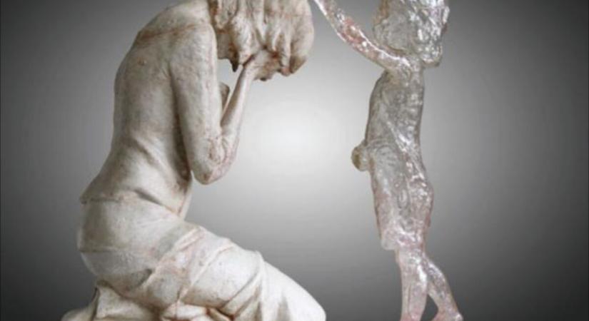 Misével fogadják a „Meg nem született gyermek” szobrát – Az abortuszon átesett nők fájdalmára hívja fel a figyelmet