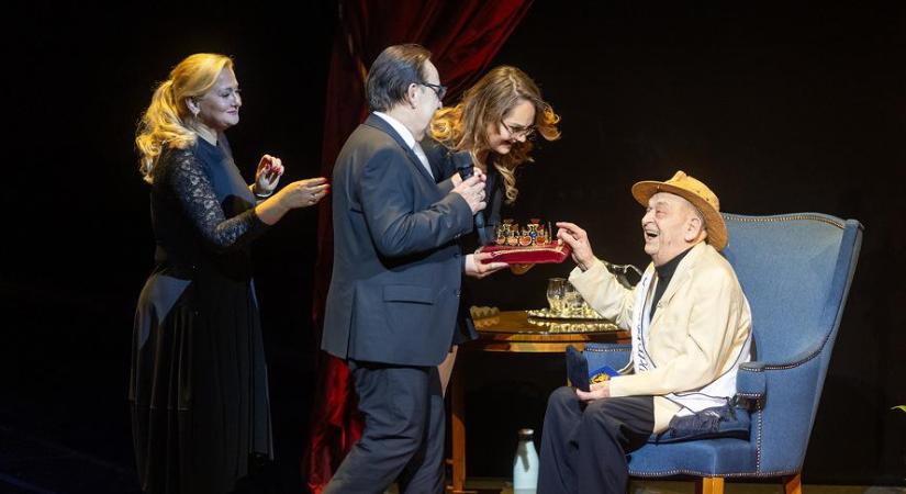 „Akkor is játssz még!” - Bodrogi Gyulát köszöntötték 90. születésnapján a Nemzeti Színházban
